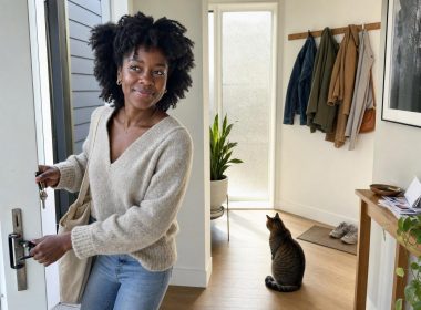 Une femme rentre chez elle et son chat, assis dans l'entree, oreilles tournees vers la porte, la reconnait avant meme de la voir